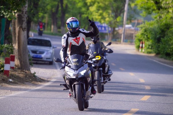 What are the best protective windshields for sport bikes in the UK's windy conditions?