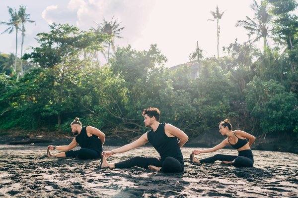 What strategies can help gymnasts maintain flexibility during off-season training?