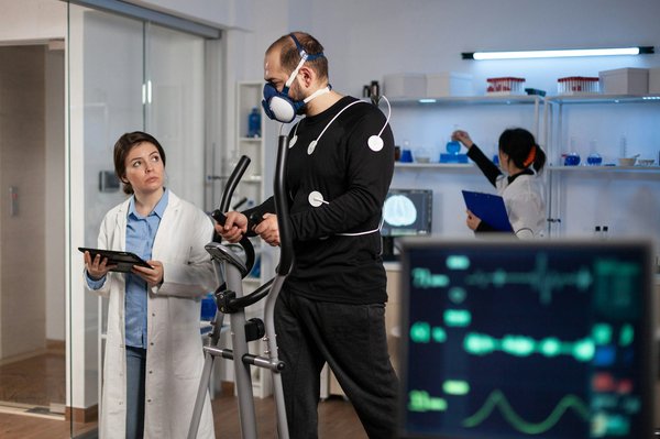 How does a ketogenic diet affect the endurance of long-distance triathletes?