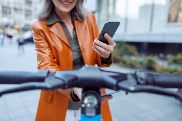 How can wrestlers use specialized grip training to improve their holds?